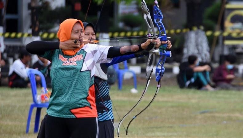 title Hebat, Aksi Istri dan 2 Putri Anggota Marinir Raih Emas Lomba Panahan Piala Danmenkav 2 Hebat, Aksi Istri dan 2 Putri Anggota Marinir Raih Emas Lomba Panahan Piala Danmenkav 2