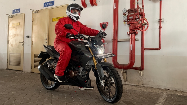 Hujan Turun, Begini yang Perlu Dilakukan saat Naik Sepeda Motor 