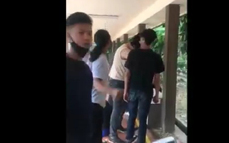 title Viral Mahasiswa Kena Keroyok di Kampus, Ini Tanggapan Politeknik Negeri Sriwijaya Viral Mahasiswa Kena Keroyok di Kampus, Ini Tanggapan Politeknik Negeri Sriwijaya