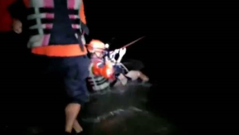 4 Petani di Padang Terjebak Air Bah saat Pulang dari Ladang, Dievakuasi Tim SAR