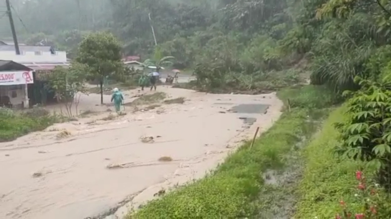 Tanah Longsor di Solok Selatan, Jalan Lintas Sumatera Dibuka Tutup