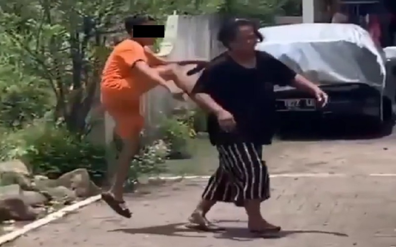 Video Tendang Nenek Viral, Bocah SD Ini Kabarnya Korban Broken Home