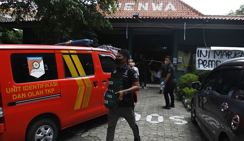 Polisi Geledah Markas Menwa UNS, Sejumlah Barang Bukti Disita - Bagian 3