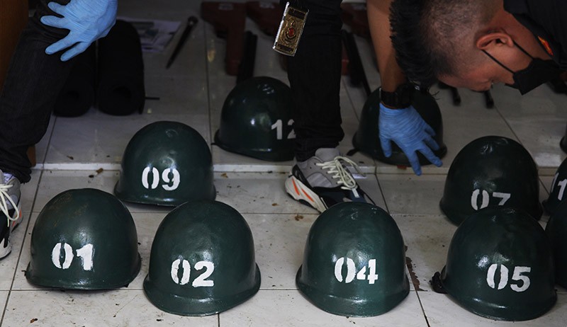 Polisi Geledah Markas Menwa UNS, Sejumlah Barang Bukti Disita - Bagian 2