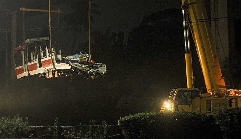 Hancur, Begini Penampakan Gerbong LRT yang Kecelakaan saat Dievakuasi - Bagian 1