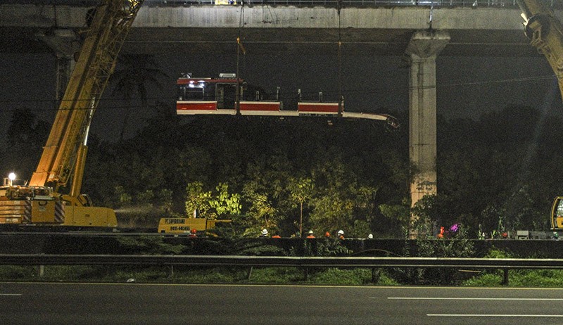 Hancur, Begini Penampakan Gerbong LRT yang Kecelakaan saat Dievakuasi - Bagian 3