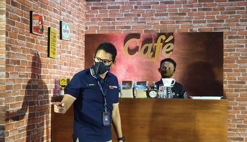 Dorong Pemulihan Ekonomi, Menteri Sandiaga Temui Pelaku UMKM di Ambon City Center - Bagian 4