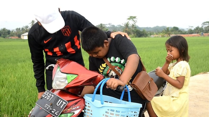 title Cerita Hilman Anak Disleksia Inspiratif asal Subang, Pagi Jual Surabi, Siang di Kandang Ayam Cerita Hilman Anak Disleksia Inspiratif asal Subang, Pagi Jual Surabi, Siang di Kandang Ayam