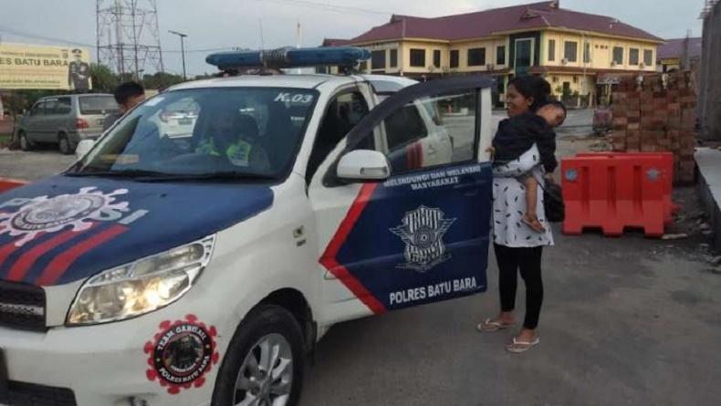 Momen Ibu Hamil Ngidam Naik Mobil Patwal, Polisi Senyum-Senyum lalu Ajak Berkeliling