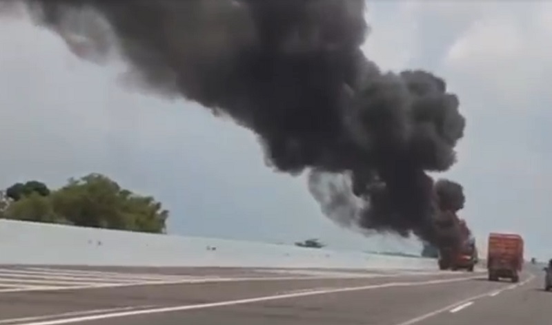 Truk Terbakar Hebat Di Tol Jombang-Nganjuk, Muatan 39 Unit Motor Ludes ...