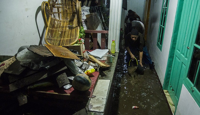 Dampak Banjir Luapan Sungai Cibeureum, 70 Rumah Rusak Berat - Bagian 2
