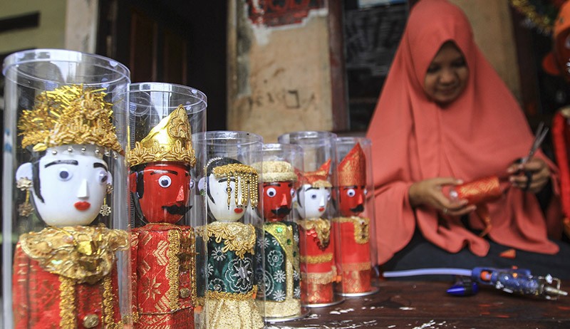 Warga Depok Buat Boneka Pakaian Adat, Dijual Rp350.000 Sepasang - Bagian 2