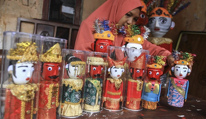 Warga Depok Buat Boneka Pakaian Adat, Dijual Rp350.000 Sepasang - Bagian 1
