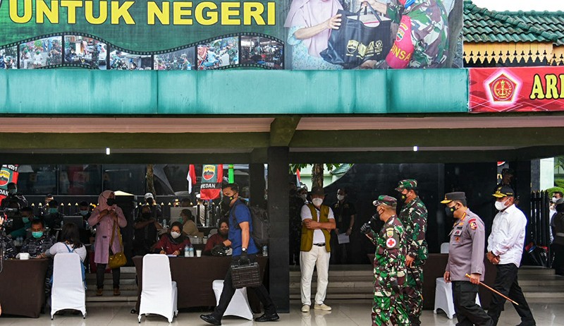 Panglima TNI dan Kapolri Tinjau Vaksinasi di Kota Medan - Bagian 2