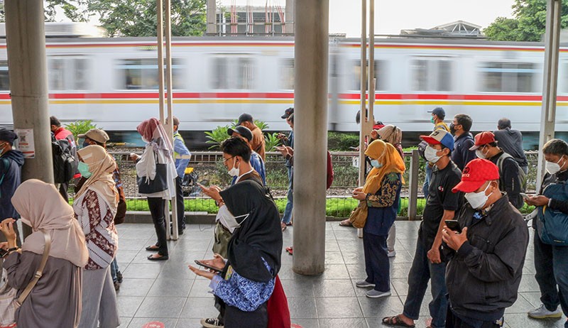 Potret Antrean Panjang Calon Penumpang KRL hingga Luar Stasiun Bojonggede - Bagian 2