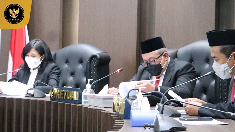 title Telanjang saat Video Call Sex, Anggota KPU Kaur Meixxy Rismanto Dipecat DKPP Telanjang saat Video Call Sex, Anggota KPU Kaur Meixxy Rismanto Dipecat DKPP