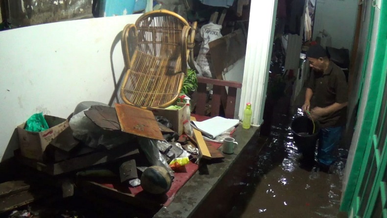 Sungai Cibeureum Meluap, Banjir Rendam Puluhan Rumah di Andir Bandung