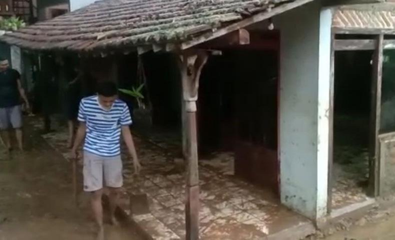 Banjir Bandang Terjang Desa Wonosoco Kudus, Puluhan Rumah Terdampak, 1 Roboh
