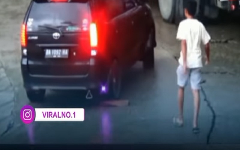 Viral Bocah Bantu Mobil Tak Kuat Menanjak di Tikungan, Netizen: Mantap Si Bocil