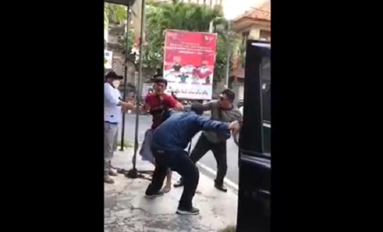 Viral Warga Denpasar Dikeroyok 3 Pria di Pinggir Jalan, 1 Pelaku Jadi DPO