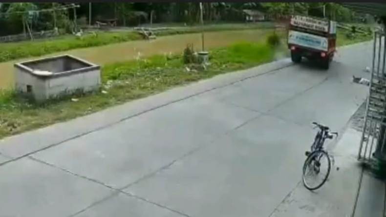 Adu Banteng Truk Lawan Motor di Demak, 1 Tewas 