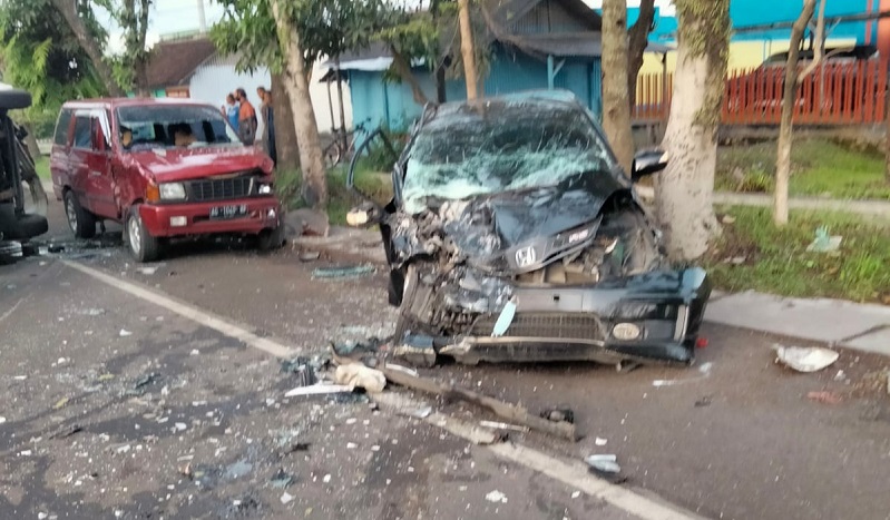 title Tabrakan Hebat 3 Kendaraan di Malang, 1 Tewas 3 Luka Parah  Tabrakan Hebat 3 Kendaraan di Malang, 1 Tewas 3 Luka Parah