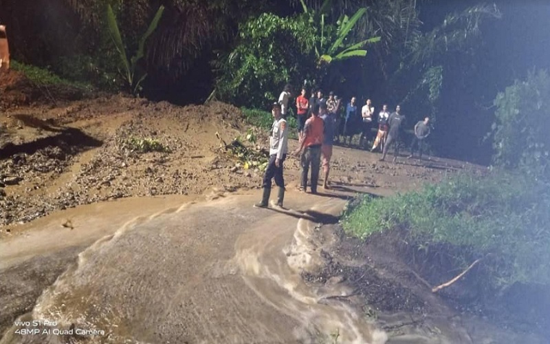 Material Longsor Tutup Jalan Enang-Enang Bener Meriah