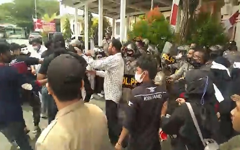 Perempuan Bertopeng Bentrok dengan Satpol PP Aceh Barat