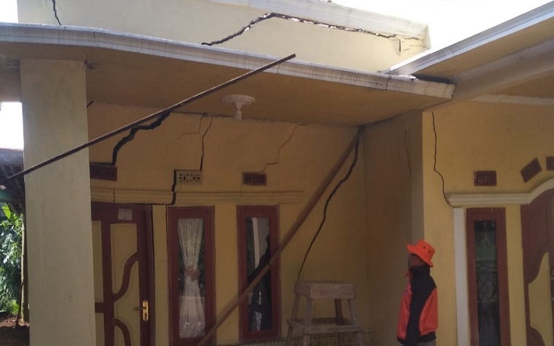 title Bencana Pergerakan Tanah di Sukabumi Meluas, 12 Rumah Terancam Roboh Bencana Pergerakan Tanah di Sukabumi Meluas, 12 Rumah Terancam Roboh