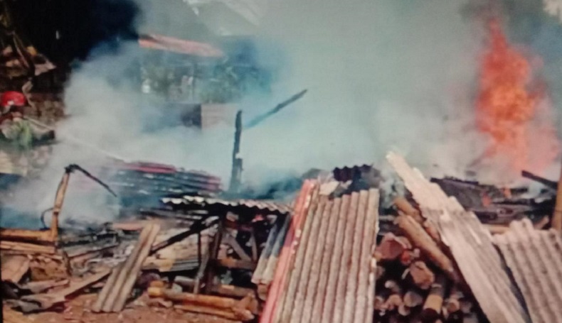 title Lupa Matikan Tungku, Rumah Panggung di Pasir Jambu Cianjur Ludes Terbakar Lupa Matikan Tungku, Rumah Panggung di Pasir Jambu Cianjur Ludes Terbakar