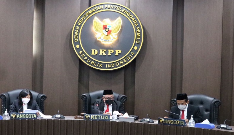 title  Terbukti Langgar Kode Etik, Hilwan Panaqi Diberhentikan dari Anggota KPU Garut  Terbukti Langgar Kode Etik, Hilwan Panaqi Diberhentikan dari Anggota KPU Garut