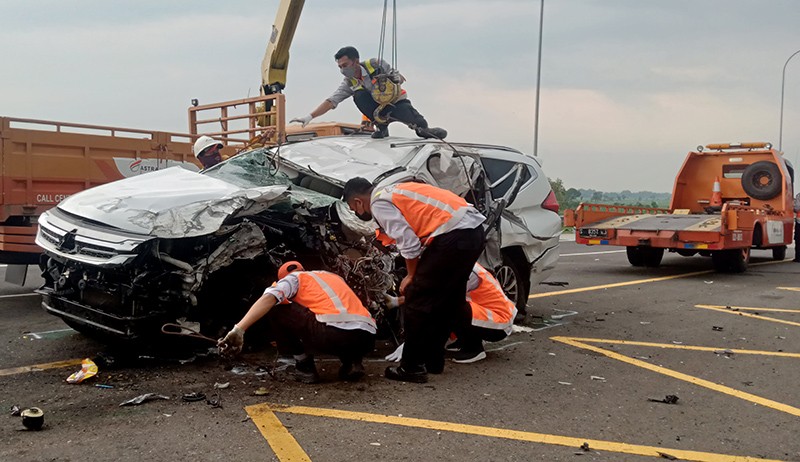 title Mobil Vanessa Angel Terlempar hingga 30 Meter ke Jalur Cepat Mobil Vanessa Angel Terlempar hingga 30 Meter ke Jalur Cepat