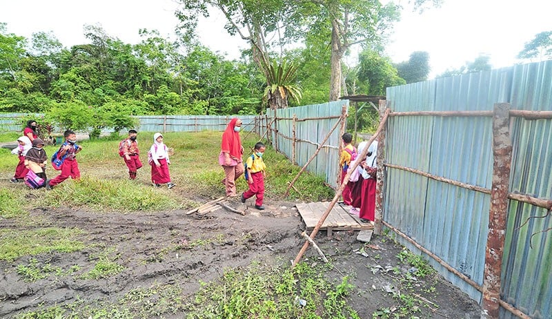 Penampakan dari Udara Sekolah Berdiri di Lahan Sengketa Ditutup Pagar Seng - Bagian 2