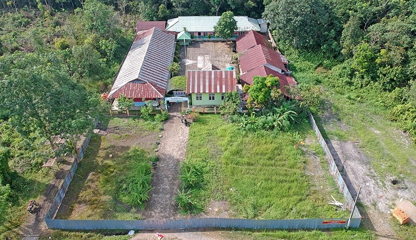 Penampakan dari Udara Sekolah Berdiri di Lahan Sengketa Ditutup Pagar Seng - Bagian 1