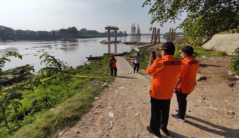 BPBD Jatim dan Tim SAR Sisir Lokasi Perahu Tenggelam di Bojonegoro - Bagian 3