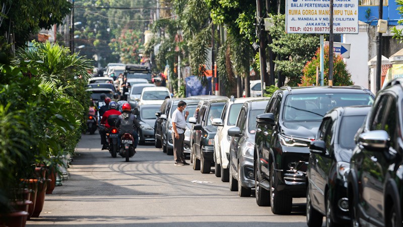 Takut Didenda Rp500.000, Pengendara Rela Antre Panjang Uji Emisi Gratis - Bagian 2