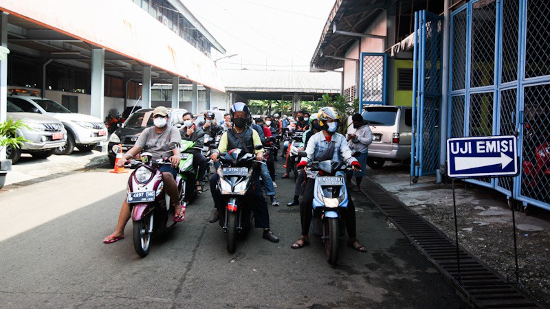 Takut Didenda Rp500.000, Pengendara Rela Antre Panjang Uji Emisi Gratis - Bagian 4