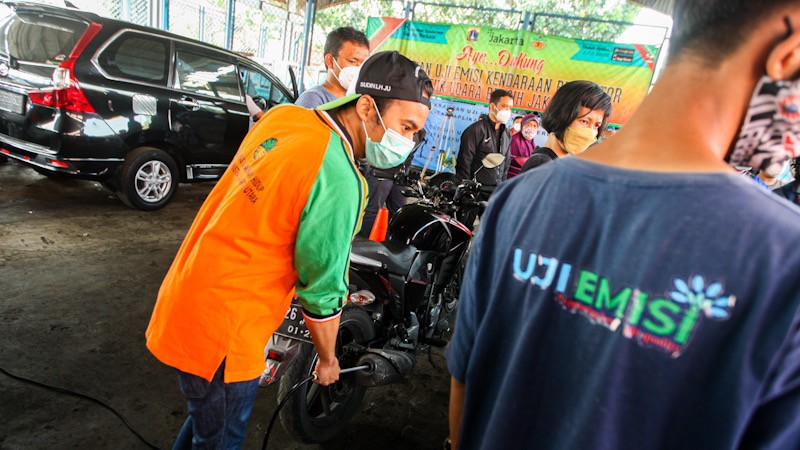 Takut Didenda Rp500.000, Pengendara Rela Antre Panjang Uji Emisi Gratis - Bagian 3