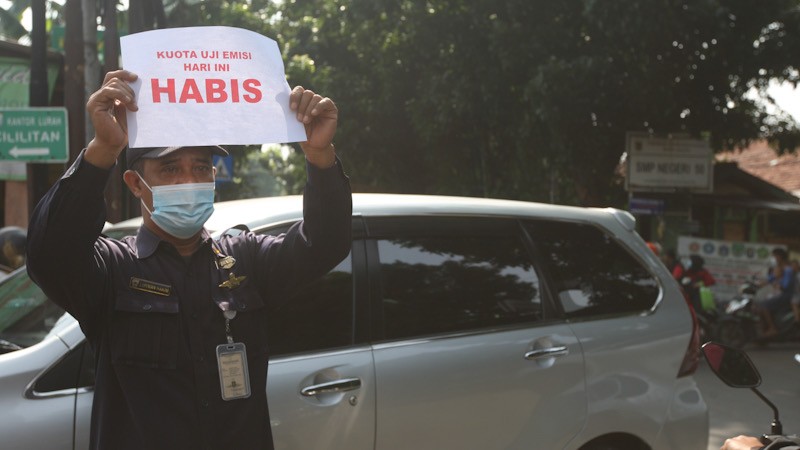 Takut Didenda Rp500.000, Pengendara Rela Antre Panjang Uji Emisi Gratis - Bagian 5