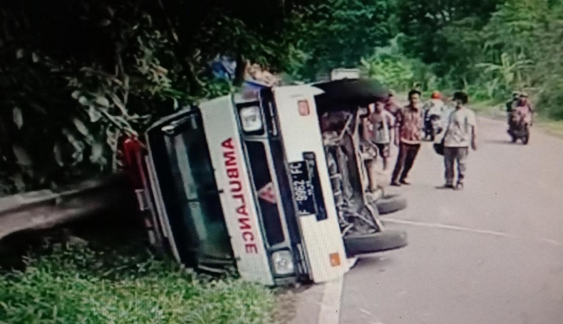 Hindari Tabrakan, Ambulans Pengantar Jenazah Terbalik di Cianjur