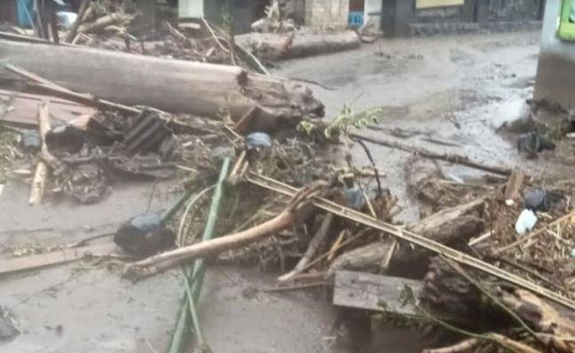 title Banjir Bandang Terjang Kota Batu usai Diguyur Hujan Deras, Jalan Tertutup Kayu Banjir Bandang Terjang Kota Batu usai Diguyur Hujan Deras, Jalan Tertutup Kayu