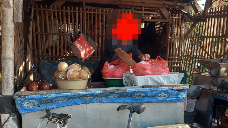 Viral,  Kakak Rela Berjualan Kelapa di Pasar Demi Kuliahkan Adik