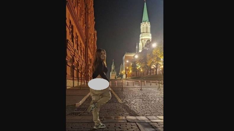 Nekat! Perempuan Bintang Porno Pamer Bokong di Dekat Kediaman Presiden Vladimir Putin
