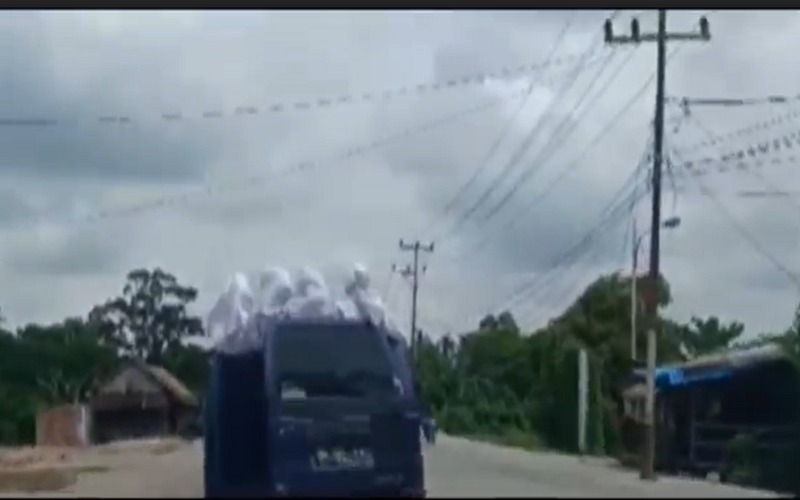 Video Viral, Siswi di OKI Menantang Maut Bergelantungan di Angkutan Umum 