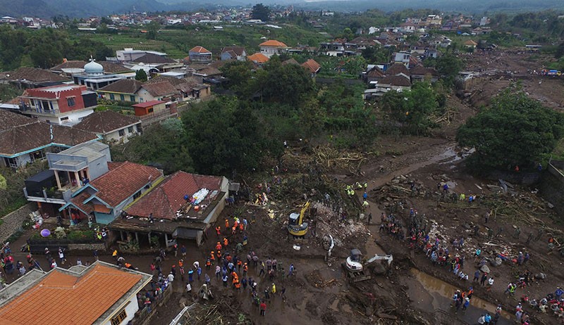 Penampakan dari Udara Pencarian Korban Banjir Bandang Batu, 6 Jenazah Ditemukan - Bagian 1