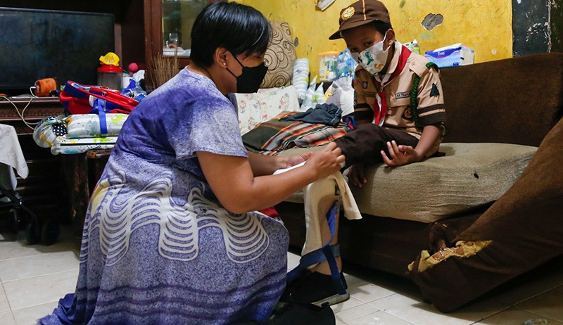 MNC Peduli Berikan Sepatu Khusus untuk Bocah Alami Kelainan Kaki sejak Lahir - Bagian 1