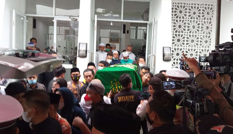 Suasana Haru Pemakaman Vanessa Angel, Dikebumikan Satu Liang bersama Sang Suami - Bagian 4