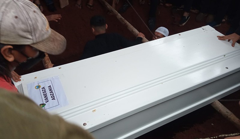 Suasana Haru Pemakaman Vanessa Angel, Dikebumikan Satu Liang bersama Sang Suami - Bagian 2