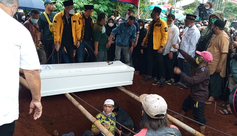 Suasana Haru Pemakaman Vanessa Angel, Dikebumikan Satu Liang bersama Sang Suami - Bagian 3