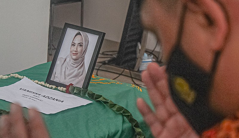 Tangis Peziarah Pecah saat Jenazah Vanessa Angel dan Suami Dimakamkan Satu Liang - Bagian 4